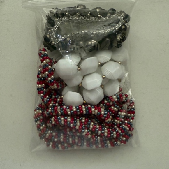 Lot of Jewelry, Vintage Earrings and Necklaces - Picture 6 of 6